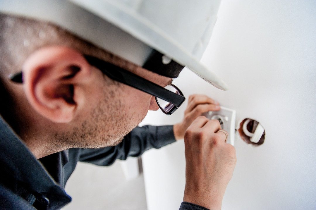 When Do You Need to Hire an Electrician?