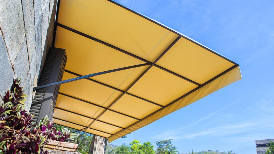 Choosing the Right Awning Material: Fabric, Metal, or Retractable Options for Bu