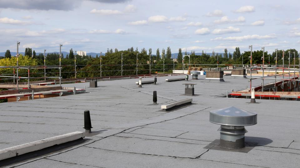 Flat vs. Pitched Roofing: Which is Best for Commercial Buildings?